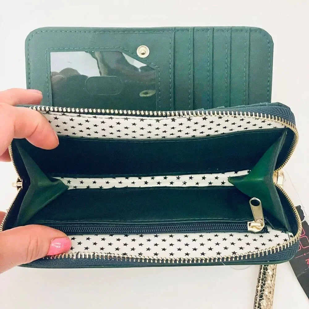 NWT No Boundaries Hunter Green w/ Gold Star Zip All Around Wristlet Wallet